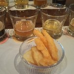 Chatoka - 最初は味見に少しずつ とスナック菓子
      箕面ビール 左から スタウト、ペールエール、ピルスナー、ヴァイツェン