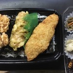 Honke Kamadoya - キャーーー！！！かまどや『海苔弁』¥300！
                        安いっ！！！
                        
                        海苔の上には白味魚フライにちくわ天、きんぴら、大根の漬物。そこのファミリーマートの唐揚げ串から外した唐揚げ2個のせてます。
                        
                        
                        