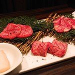 梅田お初天神大人の神戸牛焼肉 - 薄切りタン、厚切りタン、タンカルビの3種の牛タンの食べ比べ