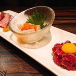 梅田 お初天神 大人の神戸牛焼肉 - ヒウチのローストビーフ、あっさり白生せんまい、かめのこの炙りユッケの3種盛り合わせ