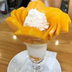 フルーツパーラーゴトー - 宮崎産の完熟マンゴーパフェ