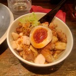 らーめん 鶏喰 - 味玉乗せラー油がけ