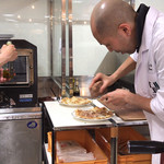 フォカッチャディレッコ500 - 調理風景(扱っているのは別のメニューです)