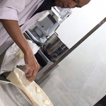 フォカッチャディレッコ500 - 薄く伸ばした生地にストラッキーノチーズをのせていきます！