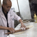 フォカッチャディレッコ500 - 生地を薄く伸ばして…