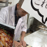 フォカッチャディレッコ500 - おもむろに生地を取り出す岩井さん