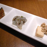 お通し（にしんの山椒付け、蛸わさび、豆腐チーズ）