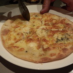 もつ鍋DINING 月山 - チーズのピザ
