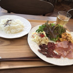 ハム工房＆カフェ テラ - おまかせランチ(^^)
            スクランブルエッグとポテトサラダとベーコン数種にサラダがワンプレートに