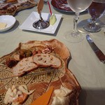 ルルソンキボア - フランス産チーズ盛り合わせと白ワイン
            (2019.5月)