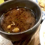 かつ吉 - 赤出汁は苦味があって、なかなか良し