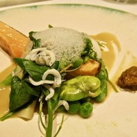 ラ ペ - お魚は鱒。空豆、あまどころ、しゃく、清流レタスなどの春のお野菜たちを
                    ベルガモットの泡のソースと共に。。。
