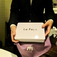 ラ ペ - 風呂敷包みの中にはロゴ入りの白い缶が！