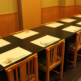 接待や慶事・法事など人生の節目にも。上品な和の空間が広がる【テーブル個室】。