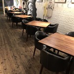 Gee - 四人がけのテーブルを5席ご用意しております