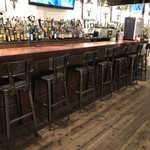 Gee - 大画面でスポーツ観戦を楽しめるカウンターです、お一人様からでもご利用いただけます