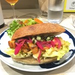 ブリコラージュ ブレッド アンド カンパニー ダイニング・カフェ - 日本橋三越のサーキュレーションをテーマとした催事の限定サンドイッチ。パンにムー、具材にアタラシイヒモノが使われたホットサンドです。