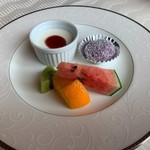 中国料理 桃林 - 紫芋のココナッツ団子&杏仁プリンのフルーツソース掛け