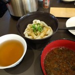 Kaisen Shokudou Sankoumaru - ミニ伊勢うどんはオマケで、味噌汁はセルフでよそいます