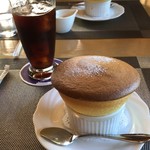 六盛　スフレ・カフェコーナー茶庭 - 