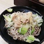 駅そば 清流そば - 豚肉とたっぷり野菜の冷やしそば￥520　バードアイアングル