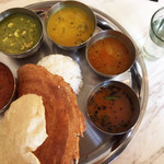 三燈舎 - 綺麗な彩りどおりの味です　meals 1200円のところオープン日のみ1000円　左から時計廻りにマトン、サグチキン、ダルと冬瓜、サンバル、ラッサム。サンバルが一番好きでした。ドーサが神業的に薄く香ばしくてナイス！コメもカレーに合う丸いやつ。