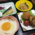 バリュー・ザ・ホテル石巻 - 同ホテルの無料朝食。定食スタイルなのも嬉しいポイント。