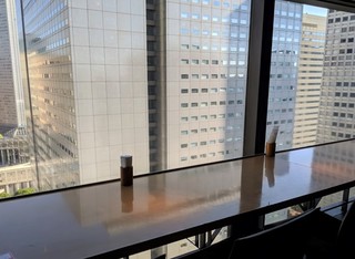 GRILL&DINING MANHATTAN TABLE - [内観] 店内 窓側カウンター席