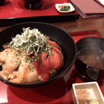 金田中 庵 - 三色半のあずま丼  薬味に胡麻と山葵  お椀は赤出汁