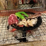 炭火ダイニング イロリ - 焼いてます