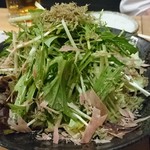 Izakaya Rakugaki - かつお節とじゃこの和風サラダ  590円
