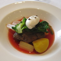 Q.E.D.CLUB - 牛ほほ肉とビーツ、季節野菜のボルシチ風