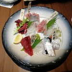 Shiawase Ryouriman Ten - 旬の鮮魚盛合せ5種（1,058円）。コロダイとカンパチが、特においしかったです。
