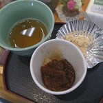 もち吉 - 料理写真:試食品(冷たい焙じ茶&甘辛い揚げ餅&きな粉)