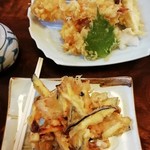 Shirotsu Baki - 手前：野菜のかき揚げ　奥：天ぷら盛り