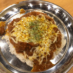 プネウマカレー - チキンカレーごはん少なめチーズトッピング