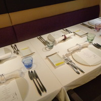 メイ - テーブル席に着席です