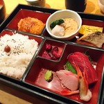 Sushi Tsukiji Nihonkai - やや、上からみた日替わり弁当
