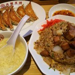 大阪王将 - 天下無敵の焼豚炒飯 750円、餃子(食べログ無料クーポン)