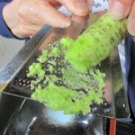 水と緑のふる里　森の駅 - 山葵が付いてきます。 時分で適量を卸して薬味に使います。　　　　　2019.05.19