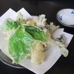 水と緑のふる里　森の駅 - 三昧御膳（ざる、おろし、とろろ、ご飯、煮物、天ぷら）1,700円 の 天ぷら。　　　　　2019.05.19