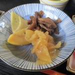 水と緑のふる里　森の駅 - 三昧御膳（ざる、おろし、とろろ、ご飯、煮物、天ぷら）1,700円 の 香物。　　　　　2019.05.19