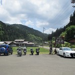水と緑のふる里　森の駅 - 店舗前の 停めやすい駐車場。　　　　　2019.05.19