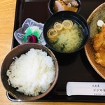 Hibino Shokudou - 定食のご飯、味噌汁、漬け物、小鉢