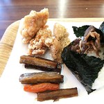 米家きゅうさん - 太いごぼうと人参のきんぴら、大きくはない作り置きの唐揚げ３個付。