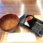 米家きゅうさん - いくらと食べ比べしたかったので、すじこ(税別２１８円)と自家製味噌汁(税別１００円)も追加。