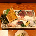 飯家　りょう - 刺身盛合せ　　唐津の赤雲丹、クエ炙り、鯵、鯛、カツオ、平政、槍烏賊