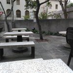 OEC cafe - その他は屋根なしテーブル。