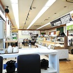 米家きゅうさん - イートイン席から店内を見てみる。奥にお米などを売っているスペース。