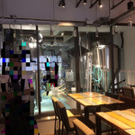 ワイワイジーファクトリー - お店の奥がビールの製造エリア ガラス越しに見ることができます